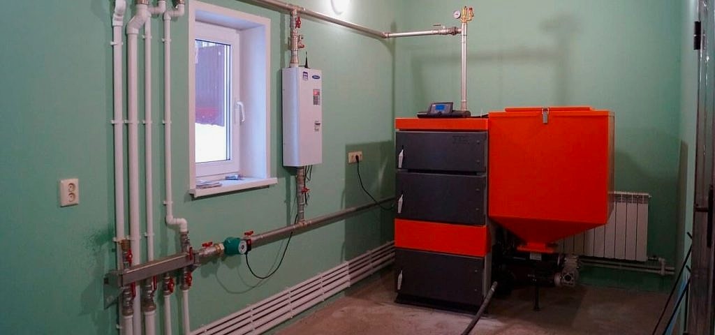 монтаж твердотопливного котла отопления с резервным электрическим